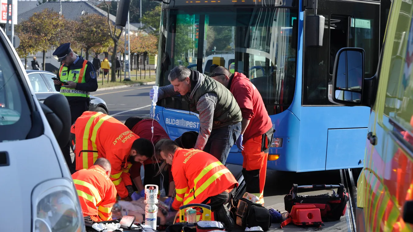 Megrázó fotókat kaptunk: gyalogost gázolt a busz a fővárosban