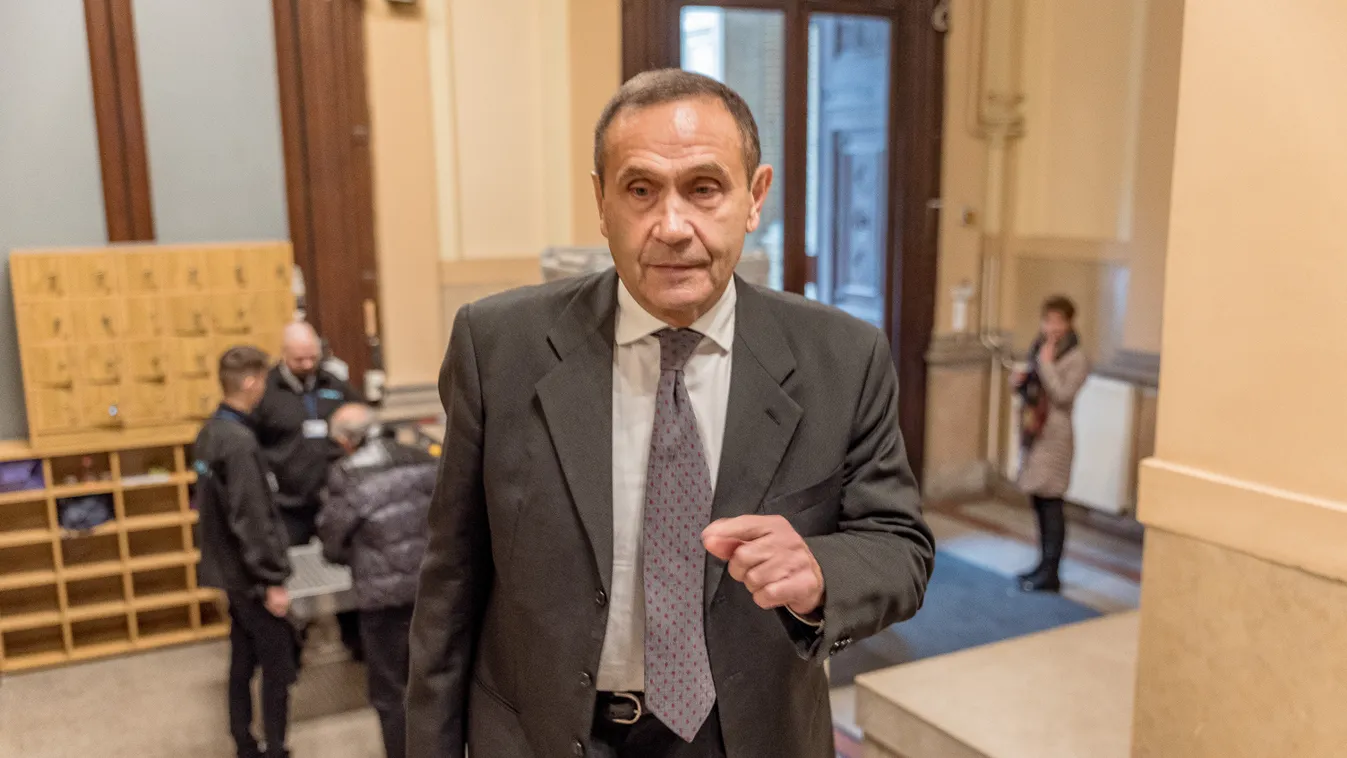 Portik mellé ültetik Gyárfást a vádlottak padján