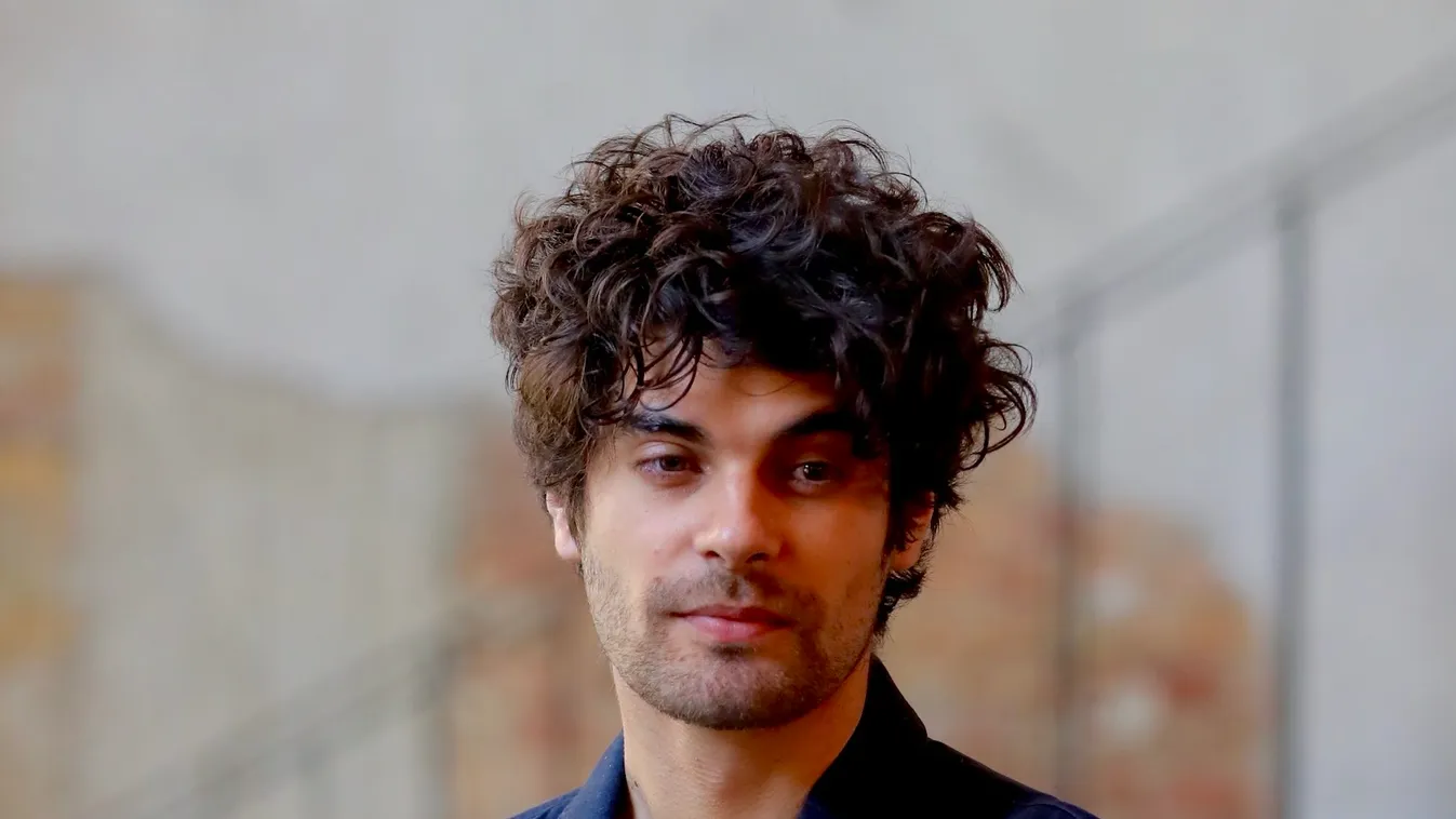 Ezért szökött el az országból szerelmével a magyar sztárénekes