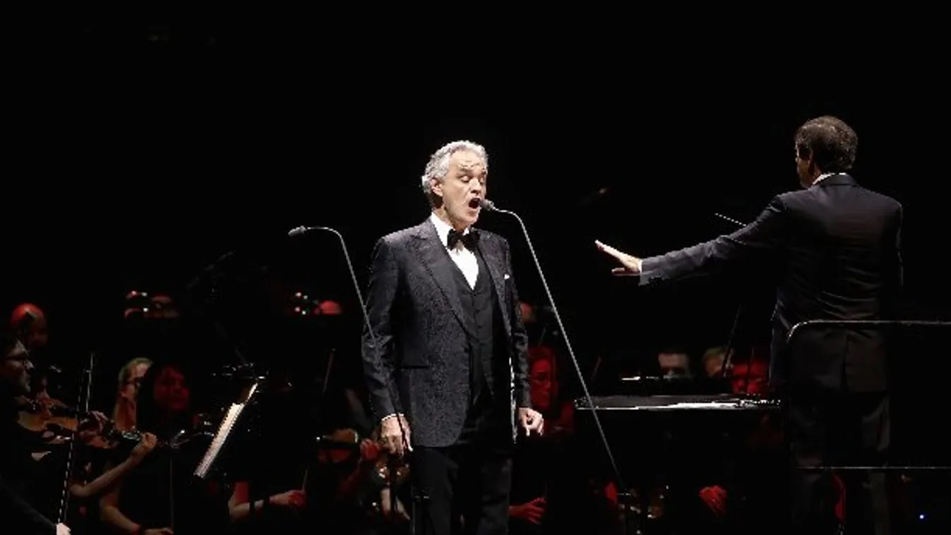 Csokit és egri bikavért adtak a magyar látássérültek Andrea Bocellinek