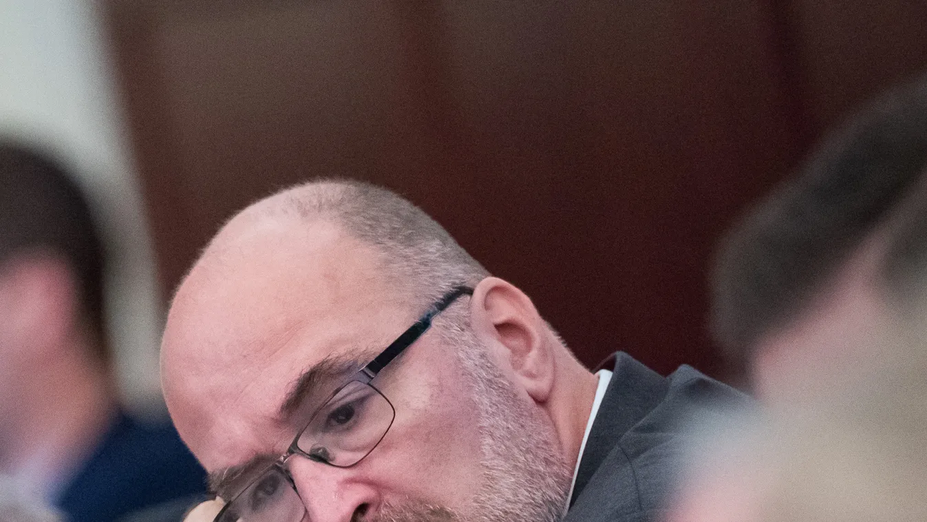 Pikó elveszi a 13. havi jutalmat a szociális és egészségügyi dolgozóktól