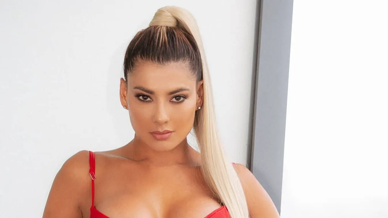 Lecsúszott a felső, alig takarja hatalmas kebleit a vadóc színésznő