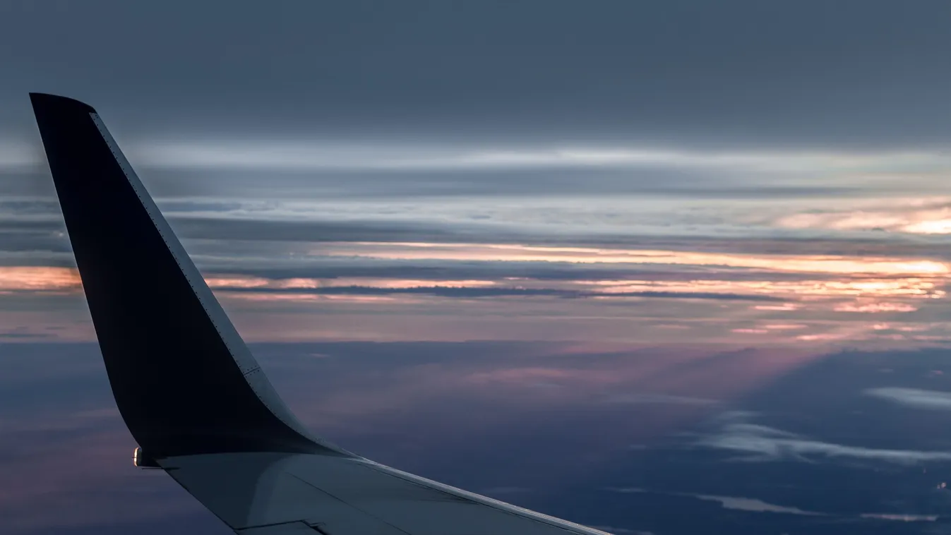 A repülőgép mosdójában érte rémes meglepetés a nőt, kitört a pánik a gépen