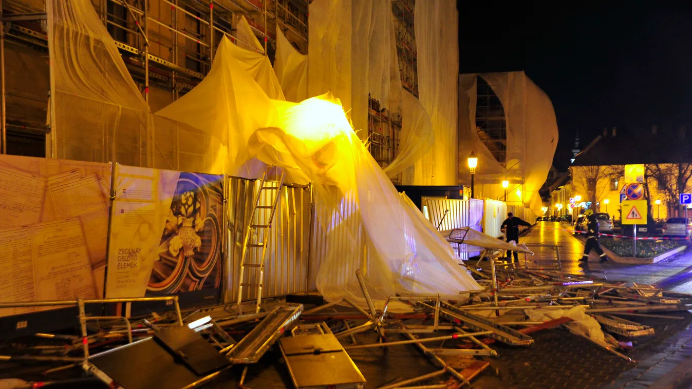 Brutális vihar a fővárosban, leborult az állvány a budai Várban - fotók
