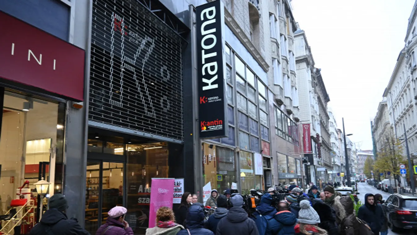 Tüntettek Gothár Péter ellen a nőszervezetek tagjai