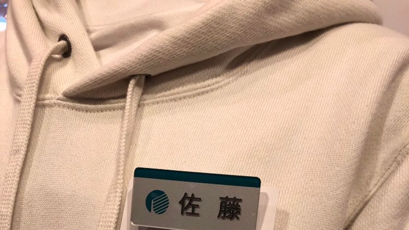 A menstruáló nőknek kitűzőt kell viselniük munka közben ennél a cégnél