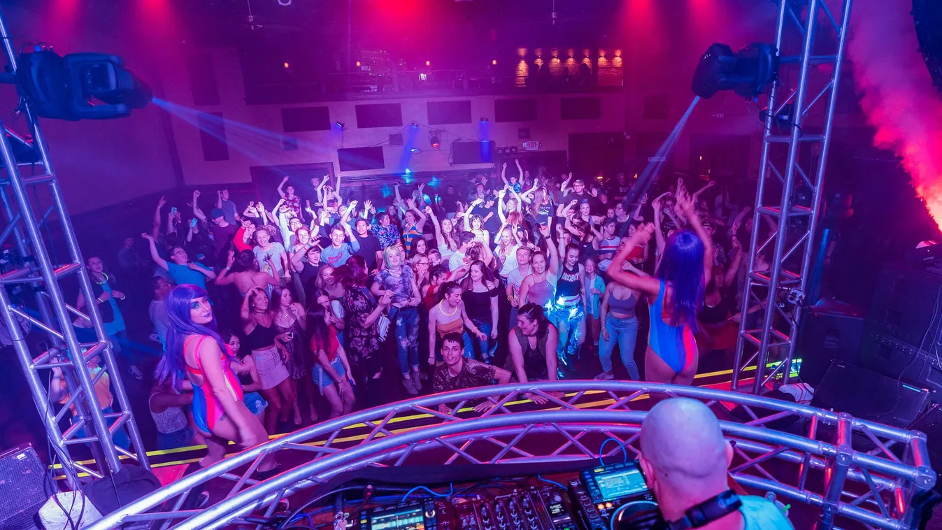 Nagyon durván megaláztak egy fiatal lányt a diszkó biztonsági őrei