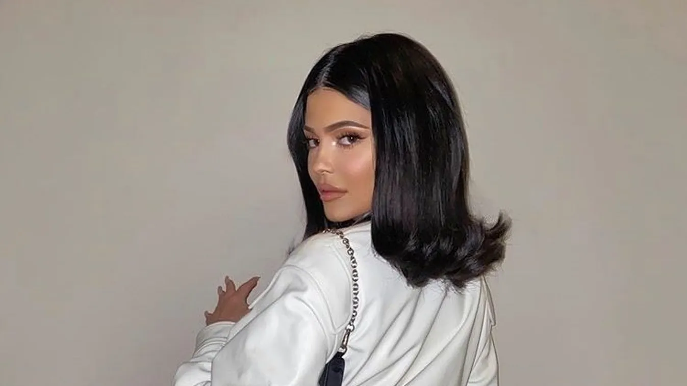 Egy egész csapat kellett Kylie Jenner karácsonyfájának feldíszítéséhez