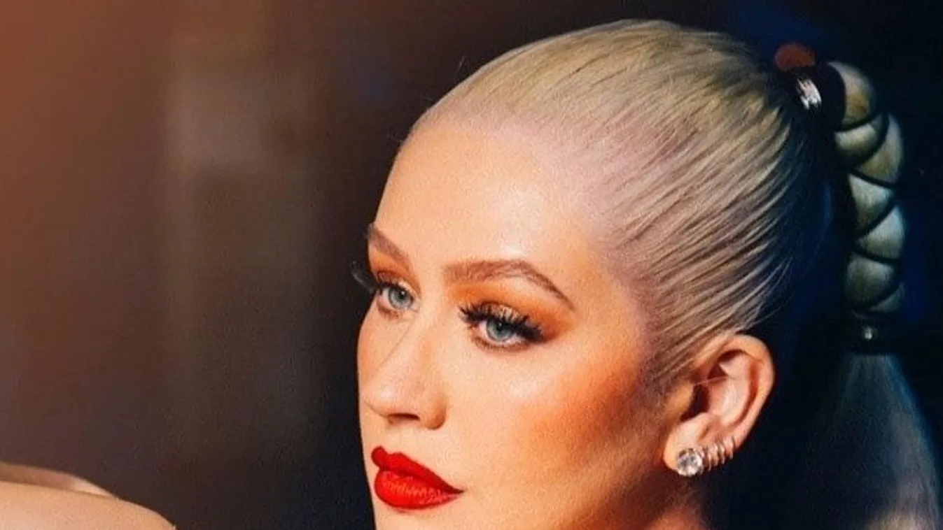 Christina Aguilera dekoltázsa mélyebb, mint a Mariana-árok - Fotó