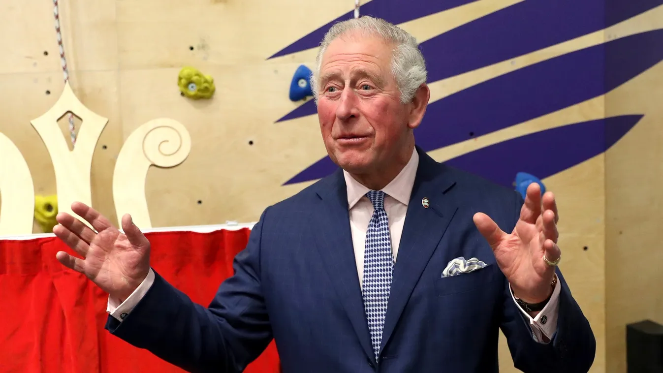 Károly herceg meglepődött a huncutan előbukkanó női mellen