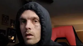 Rendőrök rúgták rá az ajtót az énekesre, élő adás közben ájult el