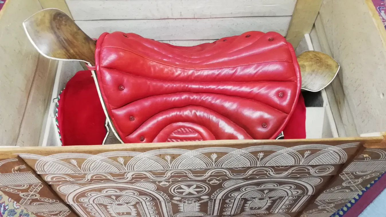 Orbán Viktor tiszafüredi dísznyerget ajándékozott a japán császárnak