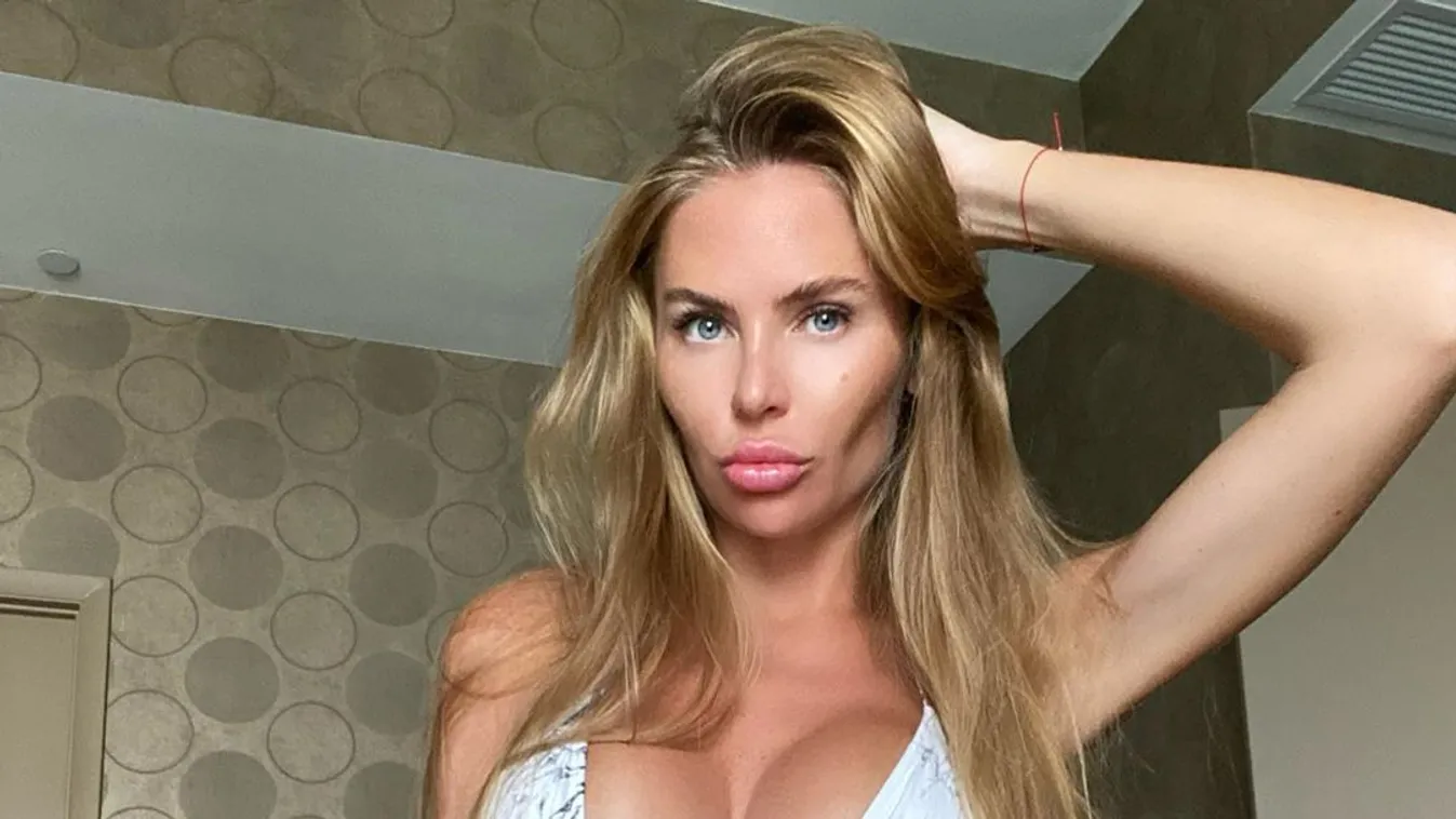 Ledobta a felsőt, megmutatta hatalmas kebleit az üzletasszony