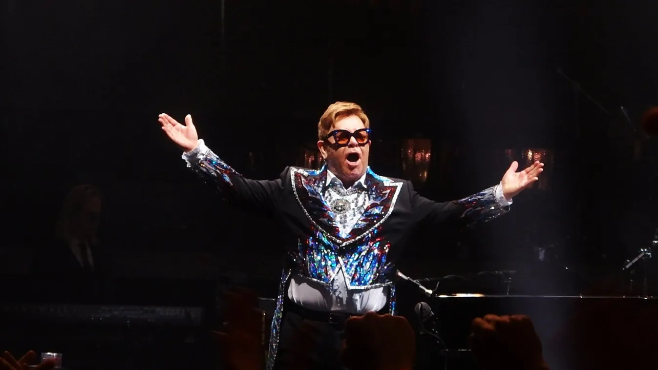 Elakadt a rajongók szava, szitkozódva kiabált a színpadon Elton John