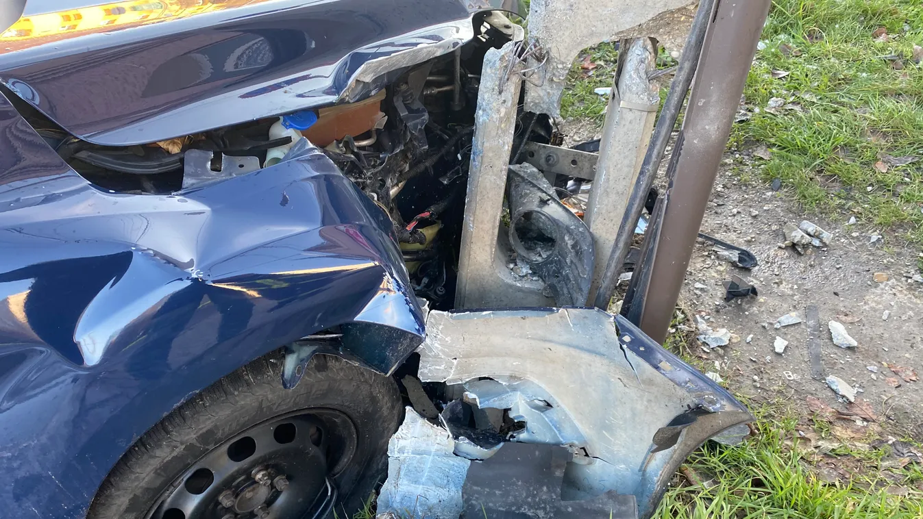 Helyszíni fotókat kaptunk: durva csattanás Cegléden, romokban két autó