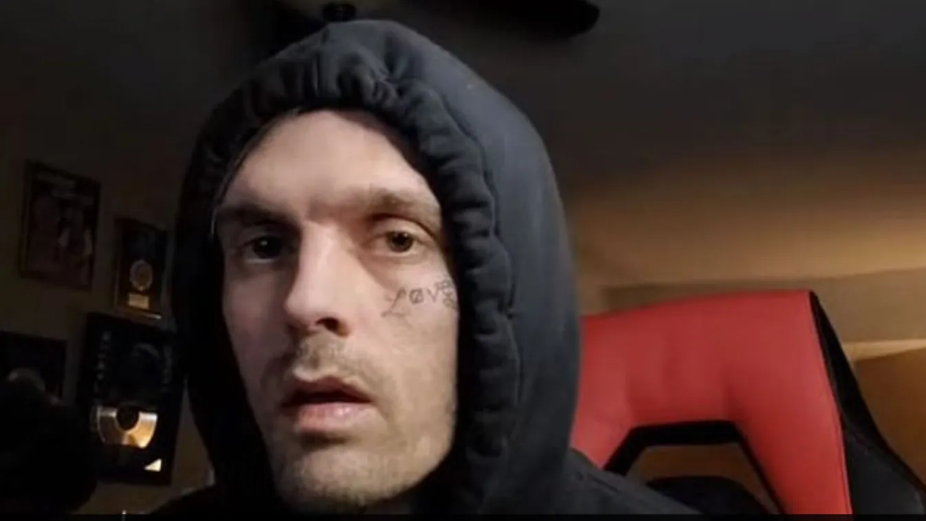 Rendőrök rúgták rá az ajtót az énekesre, élő adás közben ájult el