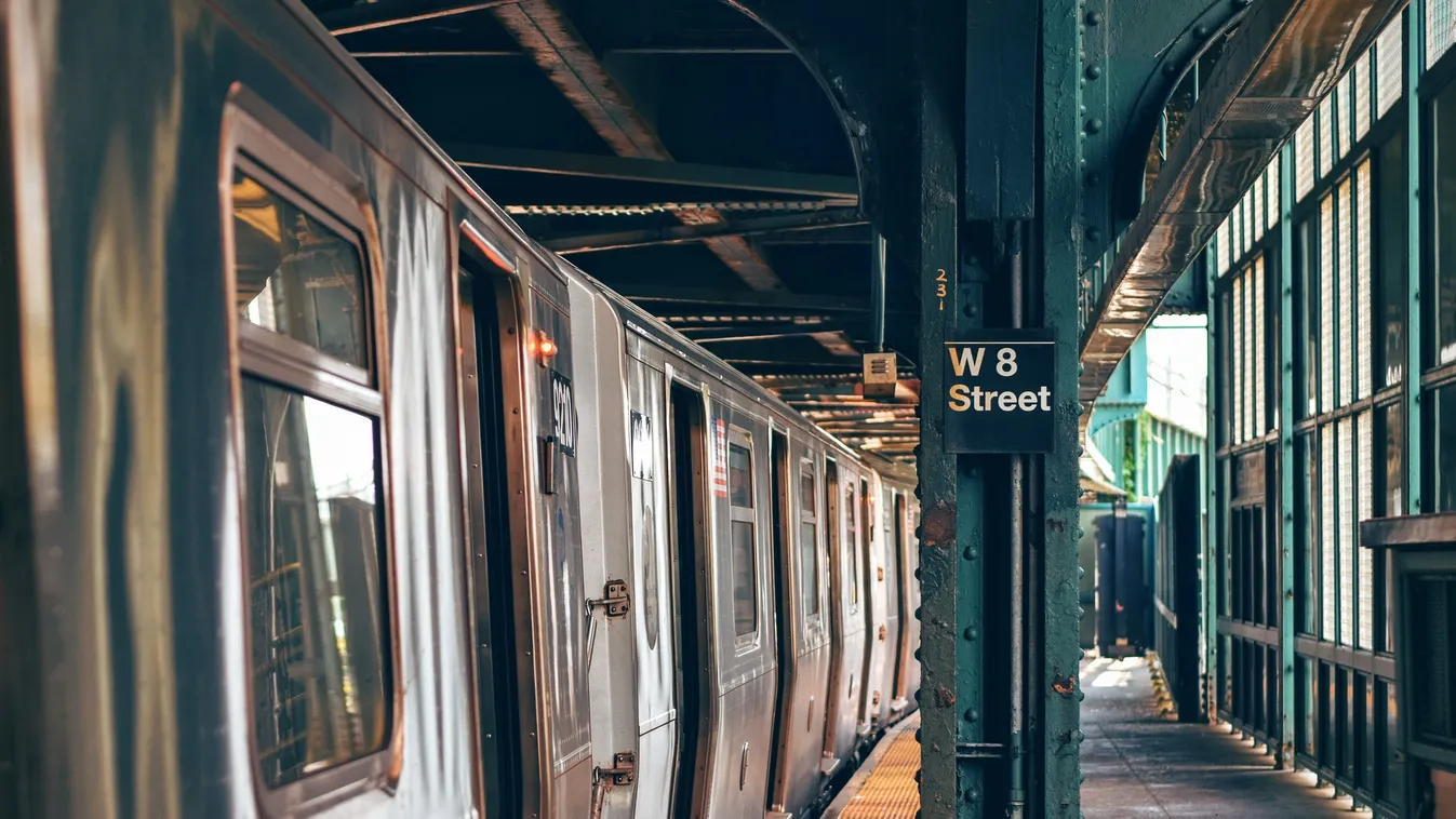 Egy nap alatt kétszer szexeltek a metrózók szeme láttára - videó is készült