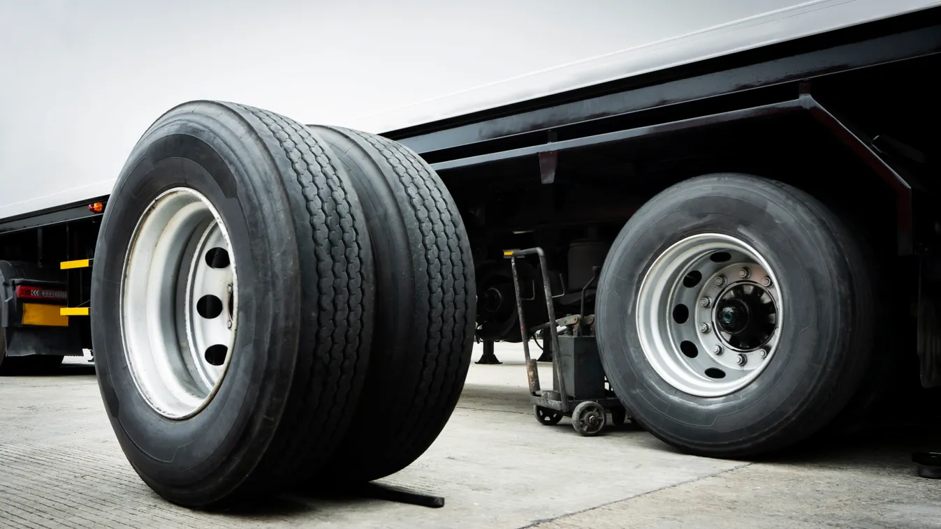 Két gyerek is megsérült, amikor buszmegállóba csapódott a pótkerék