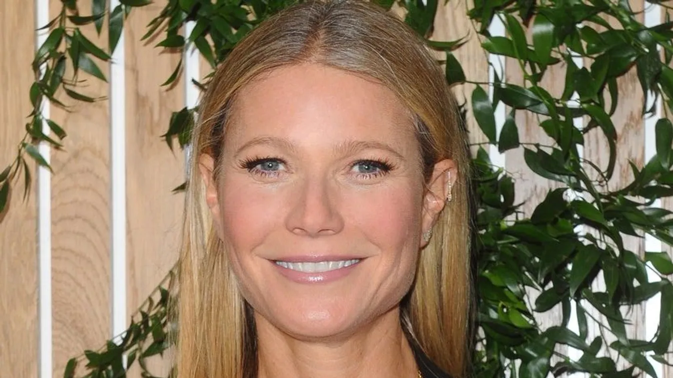 Kamerák előtt, szexjátékkal lepte meg magát a 47 éves sztármami