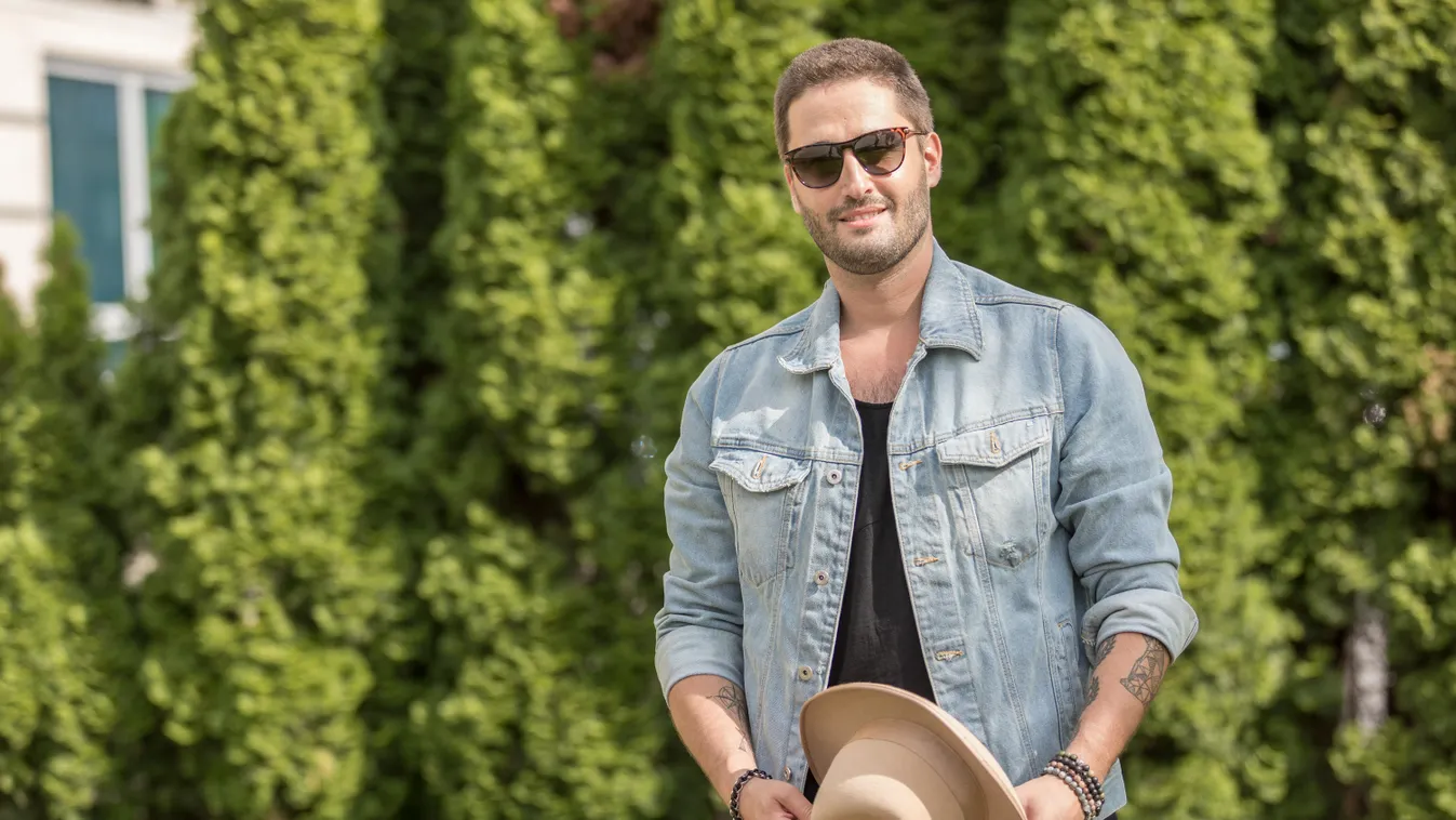 Különös jelmezben kapta le a menyasszonya Király Viktort