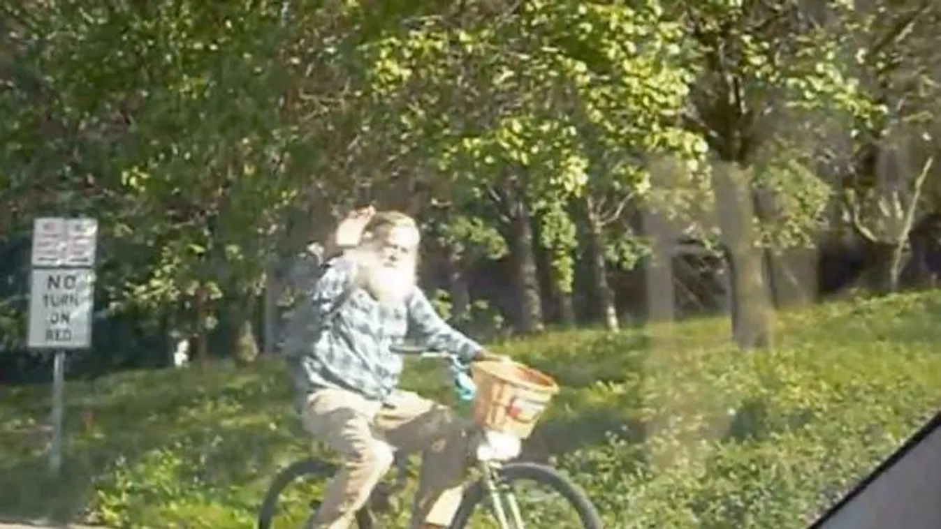 Lefotózták a nyílt utcán az elhunyt énekest, még integetett is