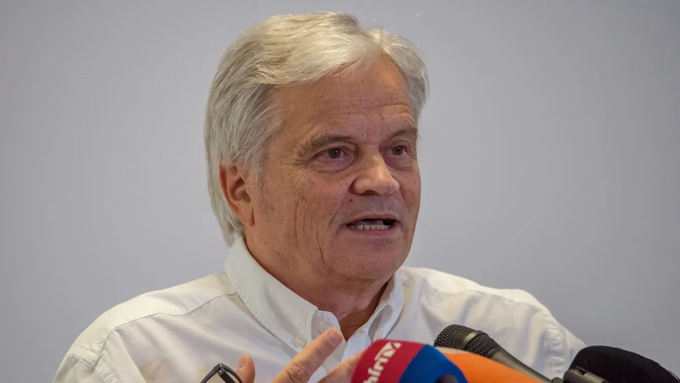 Tiszteletvacsorát adott Áder az ikerpárt szétválasztó orvoscsapatnak