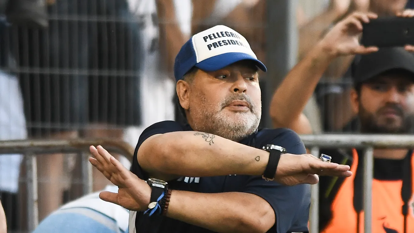 Nagy volt a riadalom, Maradona összeesett a kispadnál