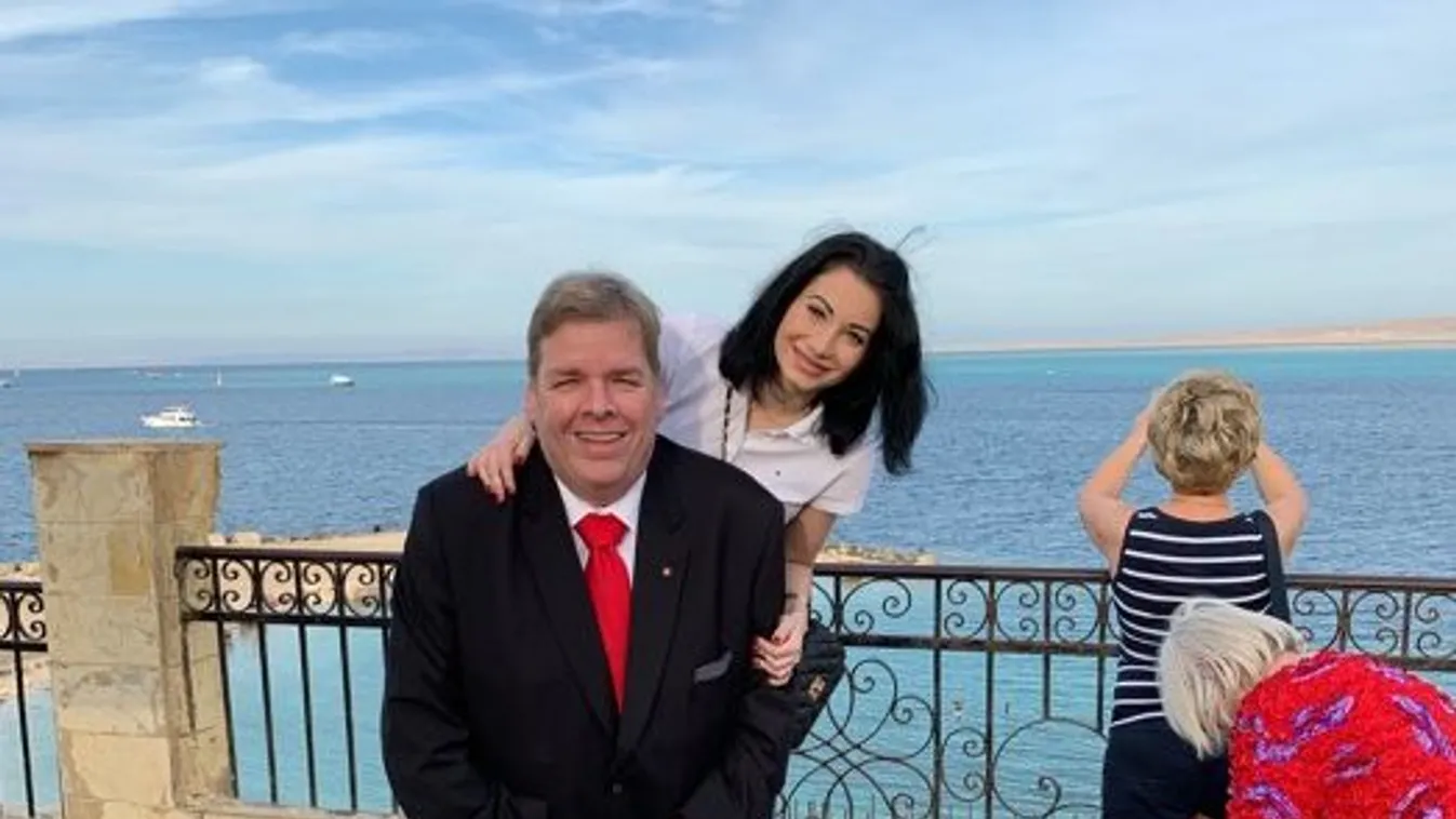 Negyvenegy tevét kínáltak Egyiptomban Schmuck Andor feleségéért