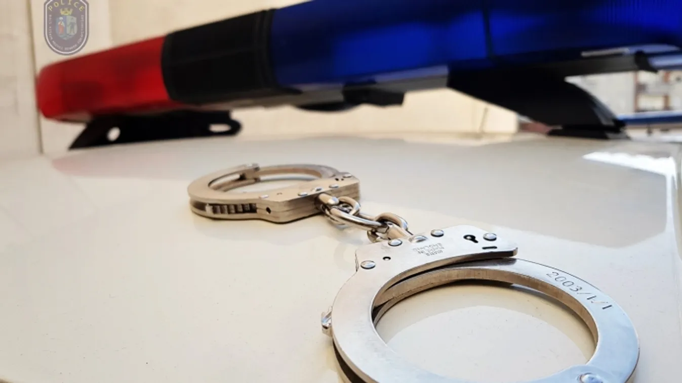 A TEK fogta el az őrjöngő volt rendőrt: fel akarta gyújtani a gyerekeit