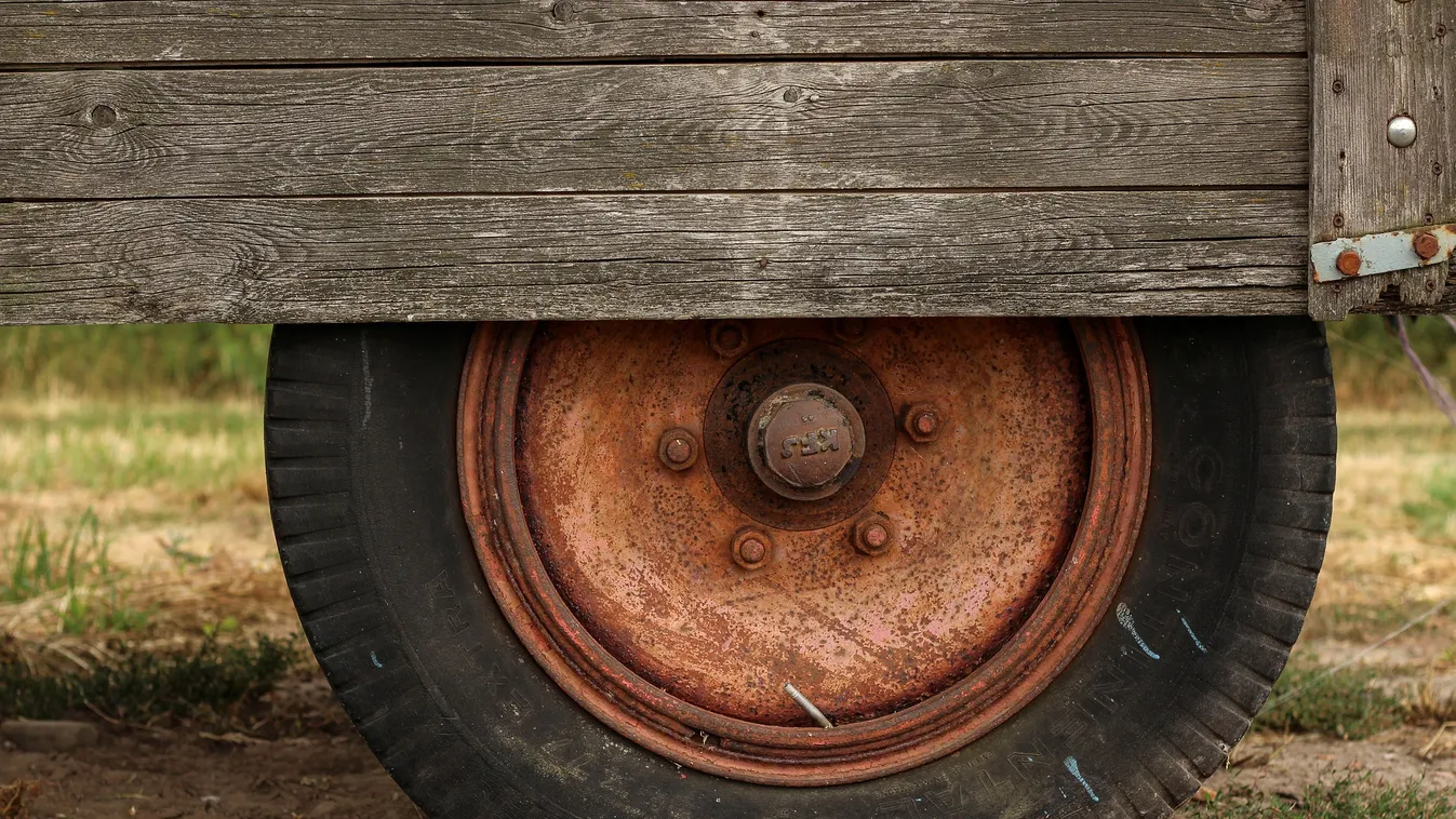 Ezt mégis hogy?Agyatlanul megpakolt teherautót videóztak Pest megyében