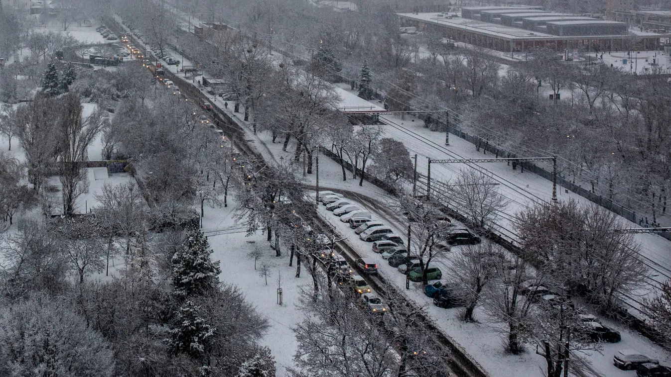 Elesett Budapest a hóban: káosz a tömegközlekedésben, erre kell figyelni