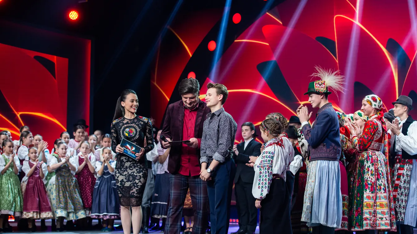 Csak magyar tervező ruhájában állhat színpadra a műsorvezetőnő