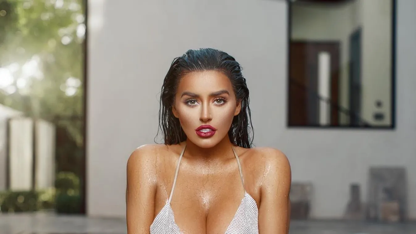 Se bugyi, se más, bitang nagy melleket villant a pucér focistalány