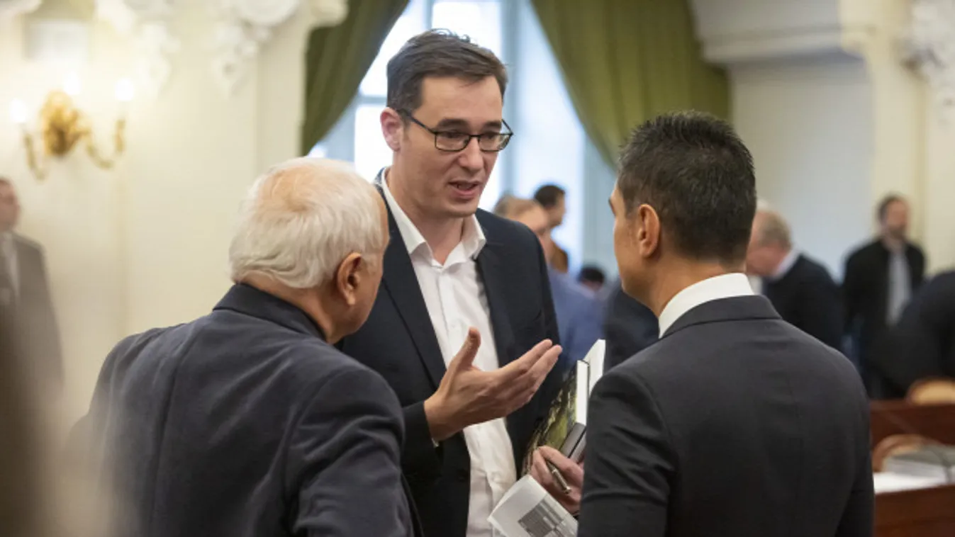 Szórják maguknak a pénzt: ennyibe kerülnek az új kerületi vezetők