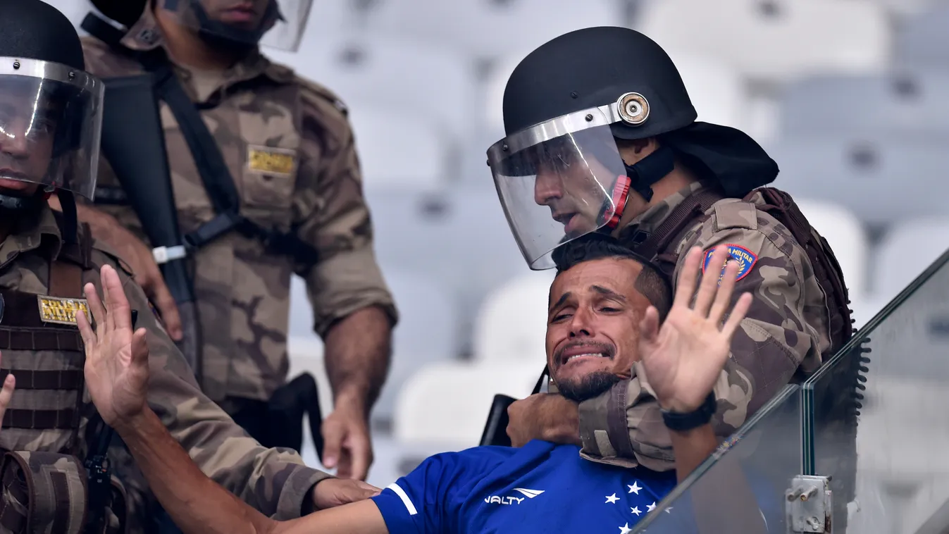 Döbbenetes balhé a stadionban, elszabadult a pokol egy focimeccsen