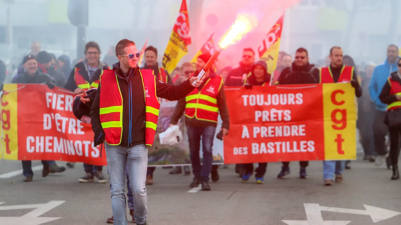 A nyugdíjreform okozhatja Macron vesztét, százezrek az utcán