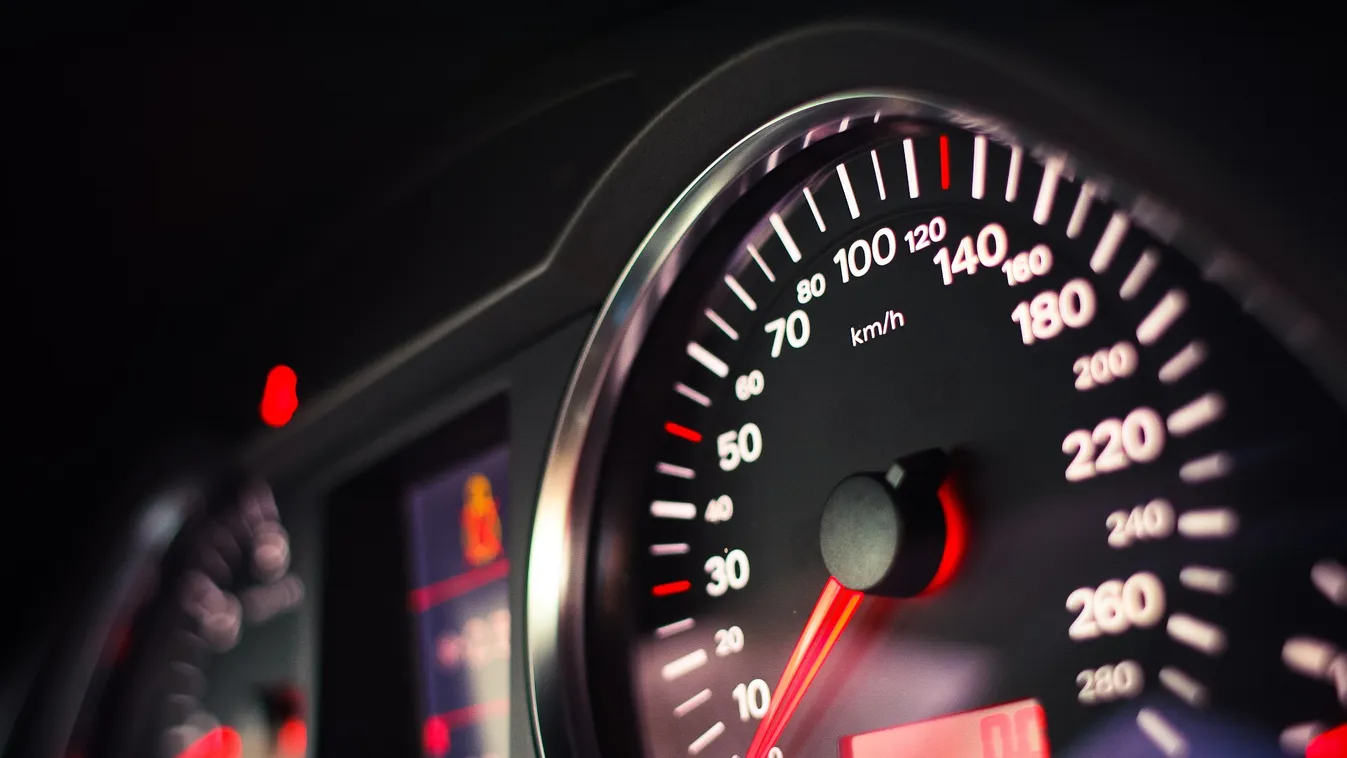 Halálos iram Pécsett: őrült tempóban versenyzett 2 autó a belvárosban