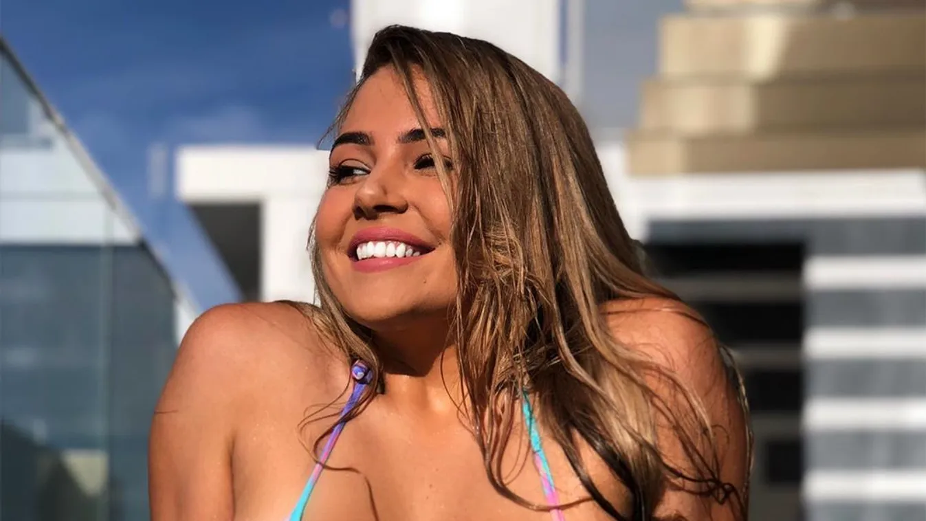 Gömbölyű keblek, télapósapkában pózol a félmeztelen sportolónő