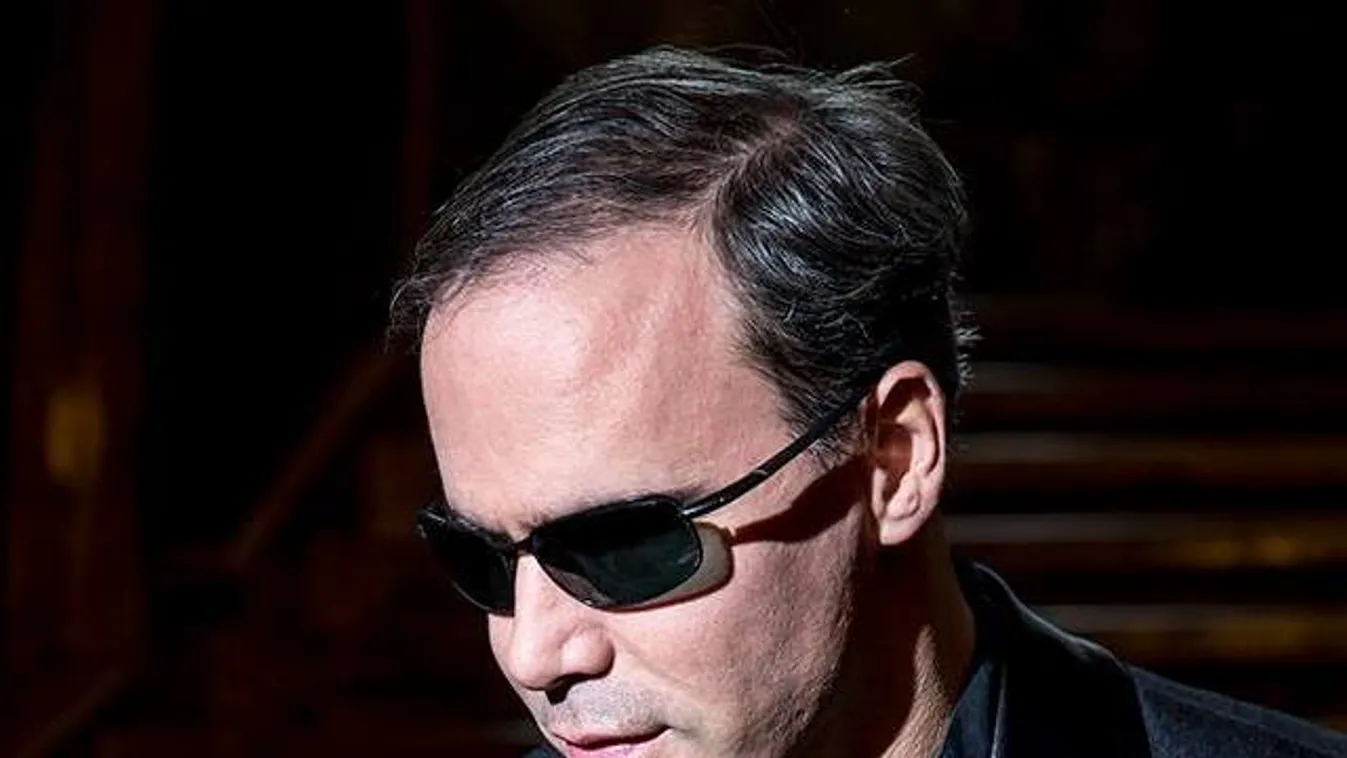 A repülőn érte kellemetlen meglepetés a világhírű magyar művészt