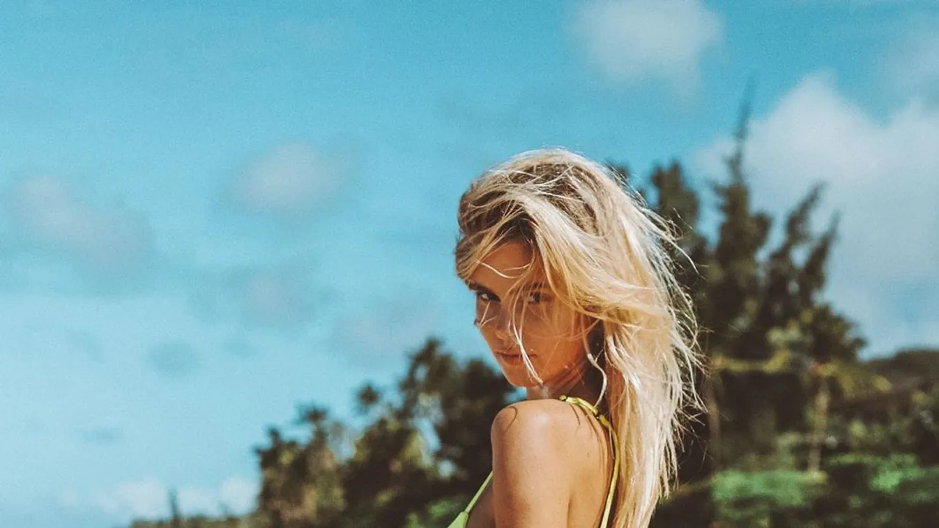 Formás popsi, meztelenül sétál a tengerparton a szőke színésznő