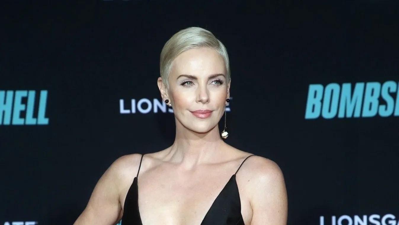 Kellemetlen videót vettek fel a barátai a villantó Charlize Theronról