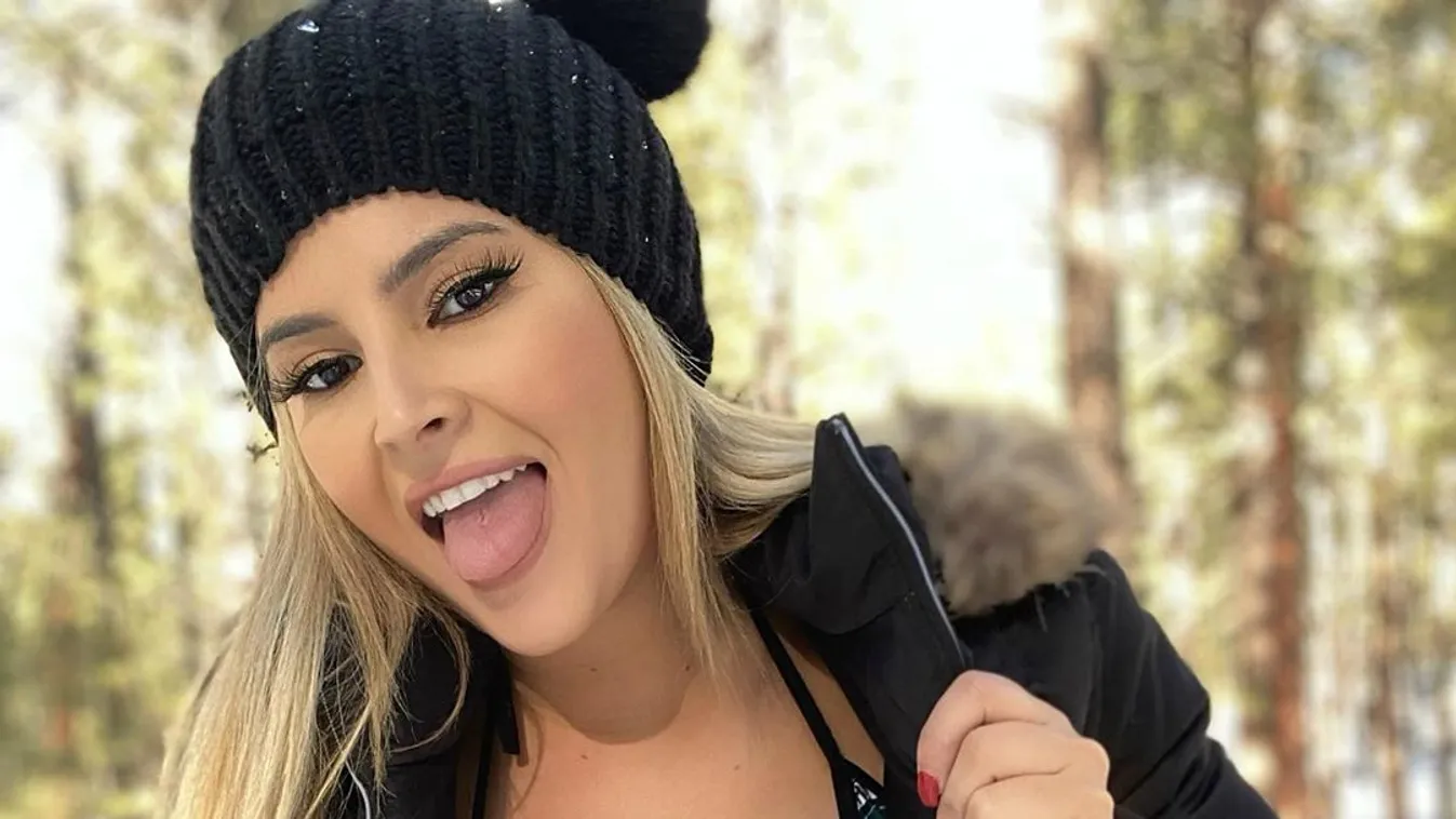 Hiába a hideg, ledobta a melltartóját a hatalmas keblű szurkolólány