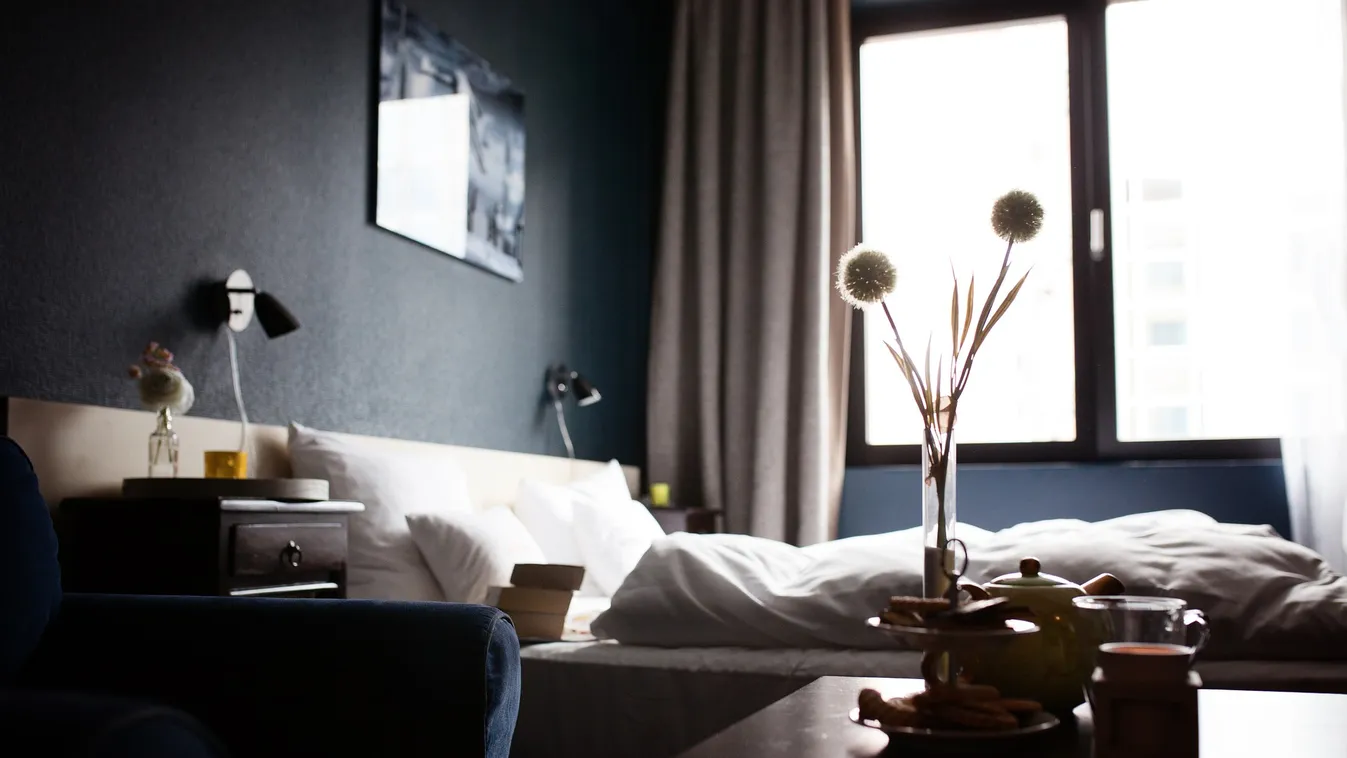 Szobájába csalta, majd megkötözte és kirabolta a hotel portását