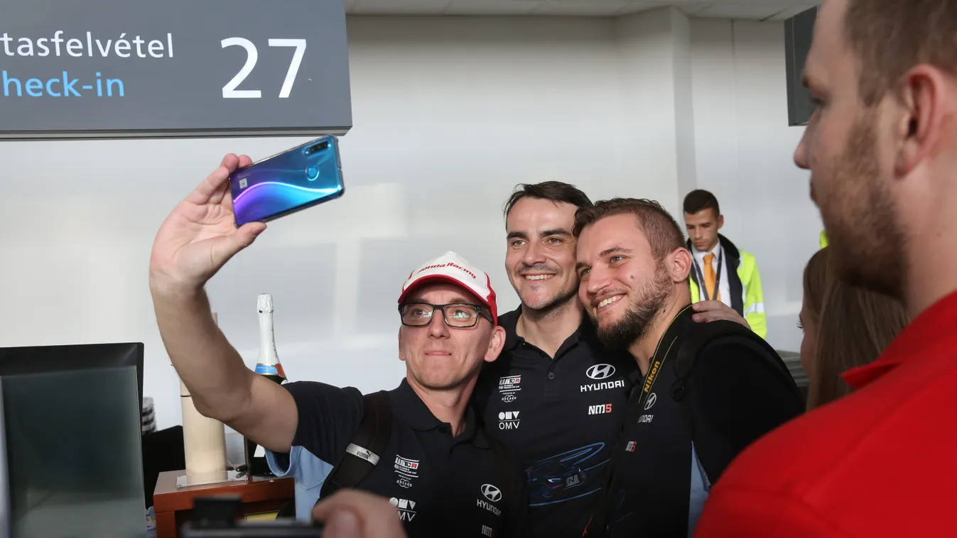 Michelisz Norbert hazatért, így fogadták a repülőtéren