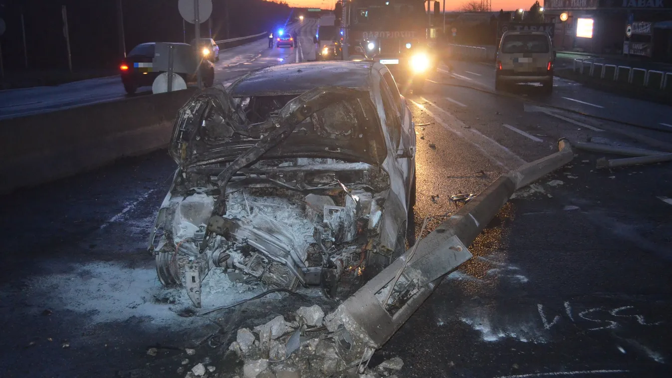 Lángokban állt egy autó Sopronnál: ittasan vezetett a sofőr, majd egy jelzőtáblának csapódott
