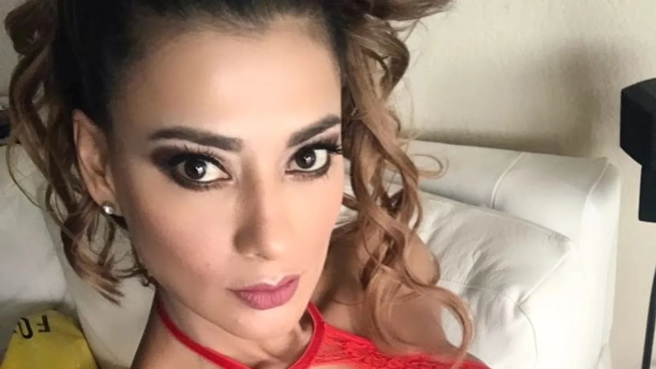 A pizzázóban villantott kebleket a tetovált csaj