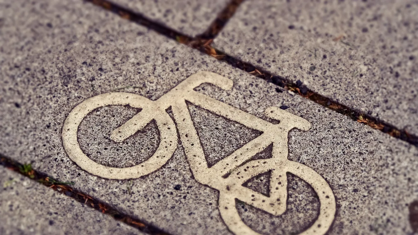 Kamikaze manőver Dunakeszin, nincsenek szavak erre a biciklisre - Videó