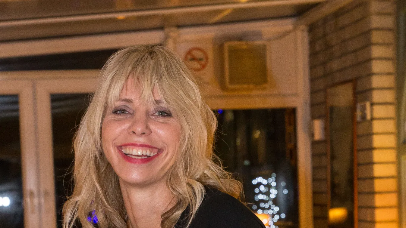 Micsoda fotó, bikinire vetkőzött az 50 éves magyar énekesnő