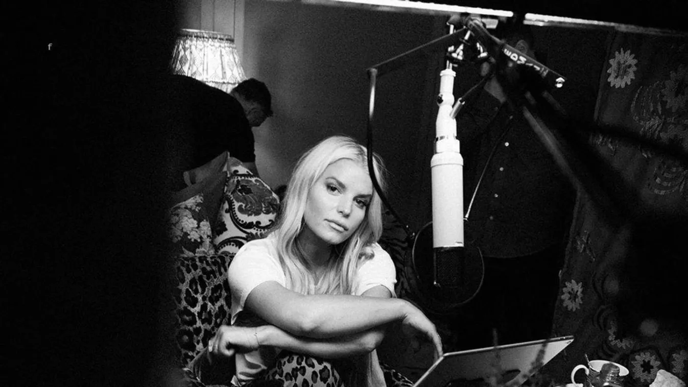 Vallott az alkoholista sztáranyuka, gyerekei felöltöztetésére se emlékszik