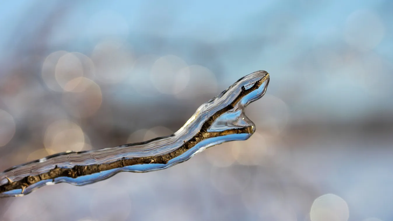 Riasztást adtak ki a fél országa, lecsapott az ónos eső az utakra